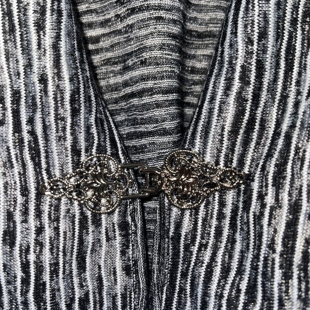 Chicos Size 1 Cardigan Black White Textured Clasp Front 3/4 Sleeve Womens - Picture 10 of 10
